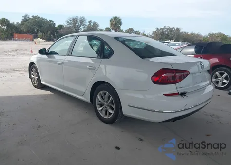 2018 Volkswagen Passat 2.0T R-Line/2.0T S z USA, uszkodzony, nr VIN 1VWAA7A33JC003829